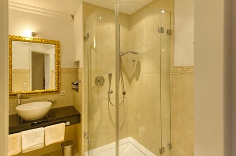 Single Room | Bathroom | Shower, free toiletries, hair dryer, towels