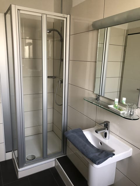 Shower, free toiletries, towels