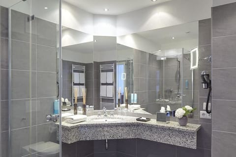 Junior Suite | Bathroom | Shower, free toiletries, hair dryer, towels