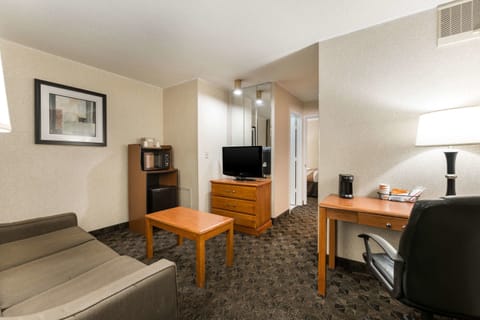 1 Queen Bed, Nonsmoking | Desk, iron/ironing board, rollaway beds, free WiFi