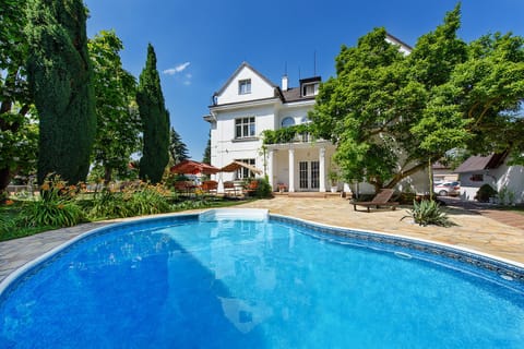 Outdoor pool, sun loungers