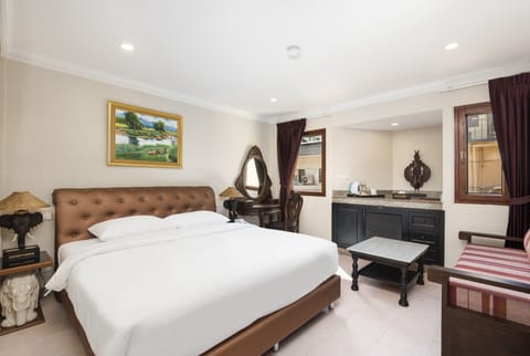 Minibar, in-room safe, desk, iron/ironing board