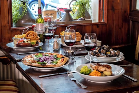 Breakfast, lunch, dinner served; Irish cuisine 