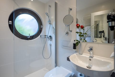 Classic Queen Room | Bathroom | Shower, hair dryer, towels
