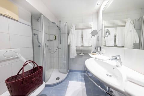 Comfort Double Room | Bathroom | Shower, free toiletries, hair dryer, bathrobes