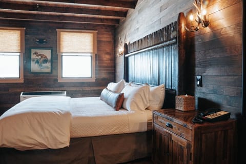 King Cabin Room | Premium bedding, down comforters, pillowtop beds, minibar