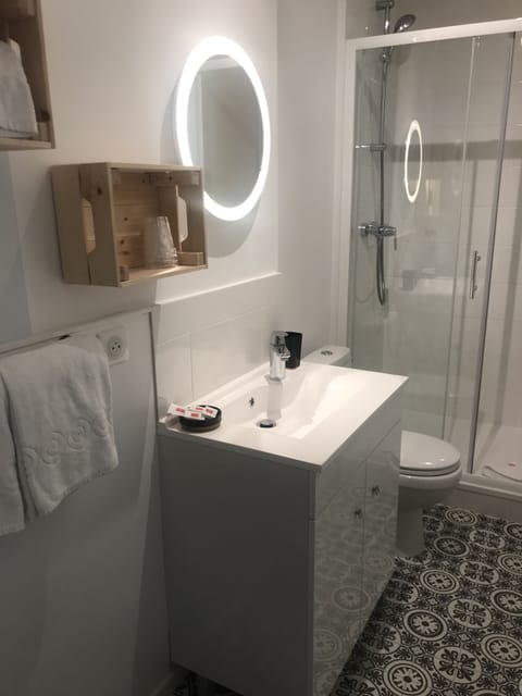 Comfort Triple Room | Bathroom | Shower, free toiletries, hair dryer, towels