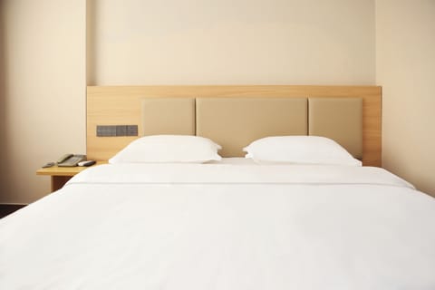 Supreme Deluxe King Room | Desk, blackout drapes, soundproofing, free WiFi