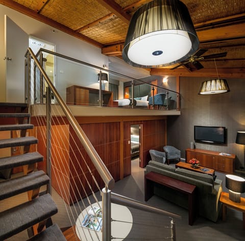 Loft Spa Suite | Living area | 42-inch plasma TV with satellite channels, TV