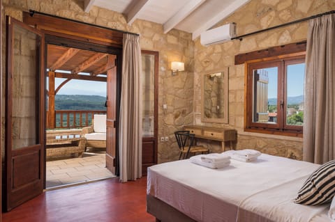 Minibar, in-room safe, desk, free WiFi