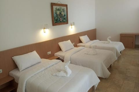 Family Double Room with City View | Free WiFi, bed sheets