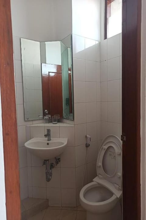 Family Double Room with City View | Bathroom | Free toiletries, towels