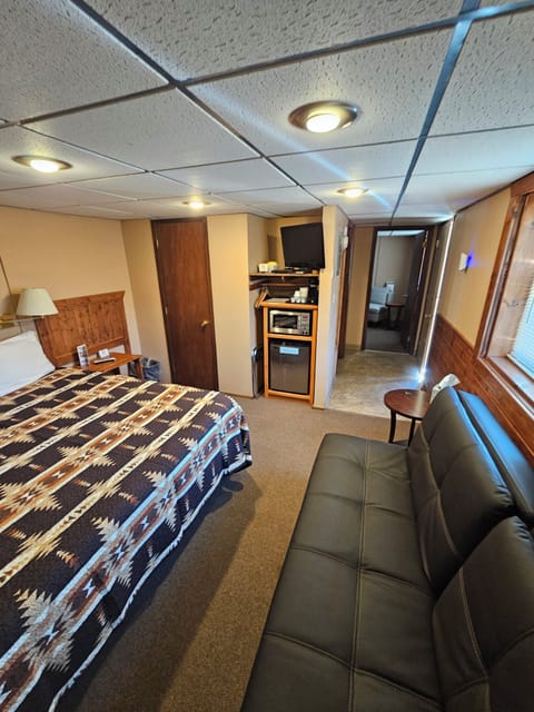 Suite, 2 Bedrooms, River View | Free WiFi, bed sheets