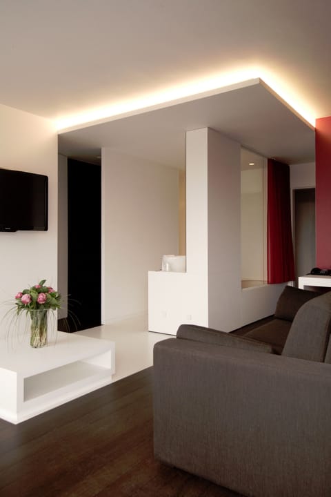 Deluxe Suite | Living area | LCD TV