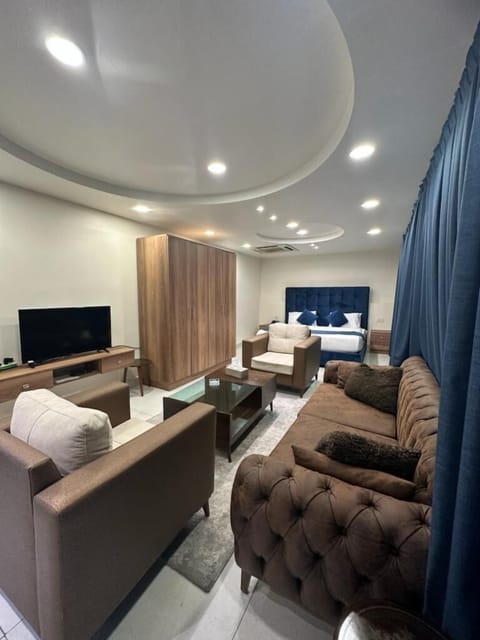 Junior Suite Single | In-room safe, desk, iron/ironing board (on request), WiFi (free)