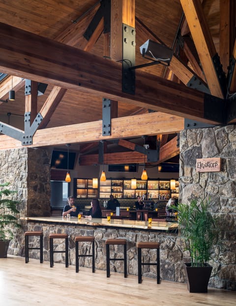 4 bars/lounges, 2 poolside bars, beach bar