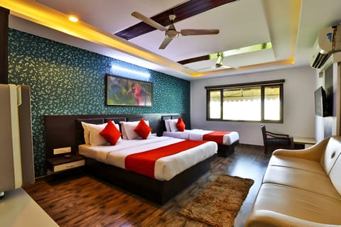 Family Room | Desk, laptop workspace, free WiFi