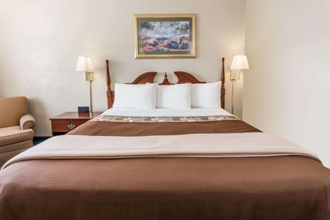 Room, 1 King Bed | Free WiFi, bed sheets