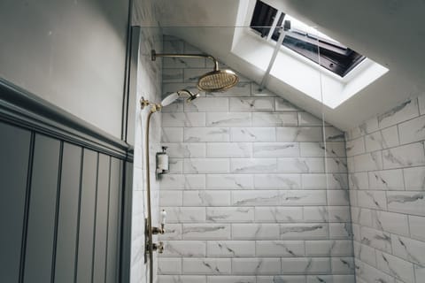 Single Room | Bathroom | Designer toiletries, hair dryer, towels