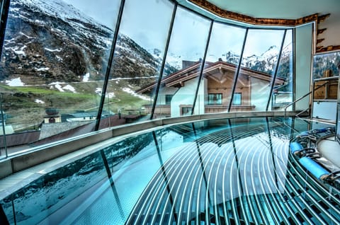 Indoor spa tub