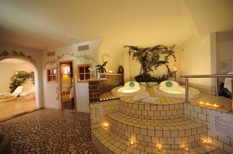 Sauna, hot tub, steam room