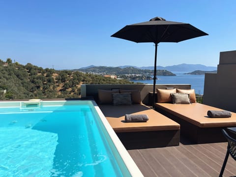 Luxury Apartment, 2 Bedrooms, Private Pool, Sea View | Hypo-allergenic bedding, in-room safe, individually decorated