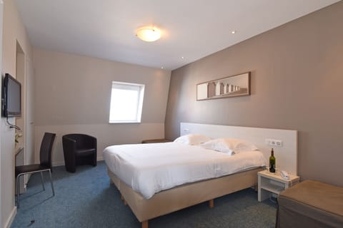 Double Room | Down comforters, desk, cribs/infant beds, free WiFi