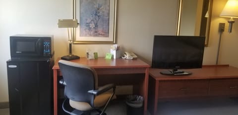 Premium bedding, desk, iron/ironing board, free cribs/infant beds