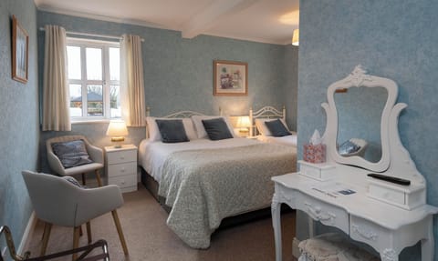Twin Room, Ensuite | Individually decorated, individually furnished, iron/ironing board