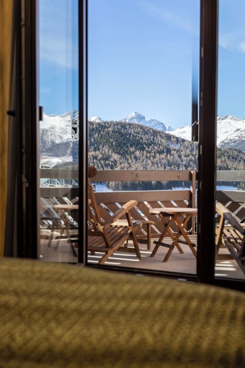 Residence Junior Suite Southwest Upper Floor | Living area | 55-inch flat-screen TV with digital channels