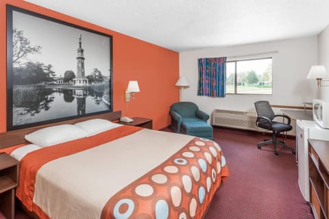 Room, 1 Queen Bed, Non Smoking | Cribs (free), rollaway beds (surcharge), WiFi (free), bed sheets