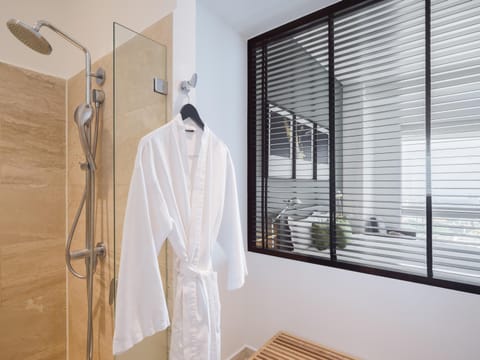 Rainfall showerhead, free toiletries, slippers, towels