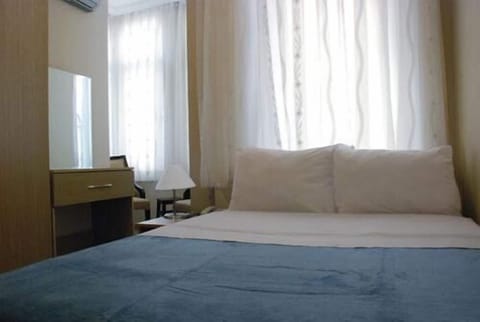 Minibar, in-room safe, desk, WiFi (free)