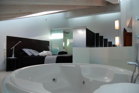 Designer toiletries, hair dryer, towels, shampoo