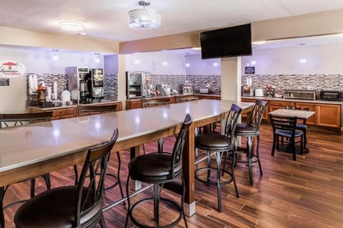 Free continental breakfast on weekdays