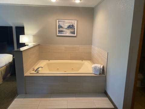 Traditional Suite, Hot Tub | Egyptian cotton sheets, premium bedding, pillowtop beds, desk