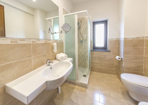 Standard Double Room | Bathroom | Free toiletries, hair dryer, towels