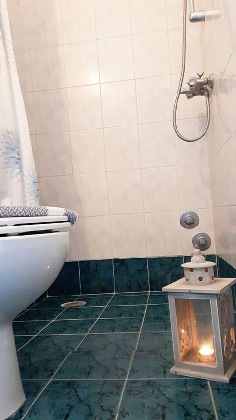 Deep soaking tub, rainfall showerhead, hair dryer, towels
