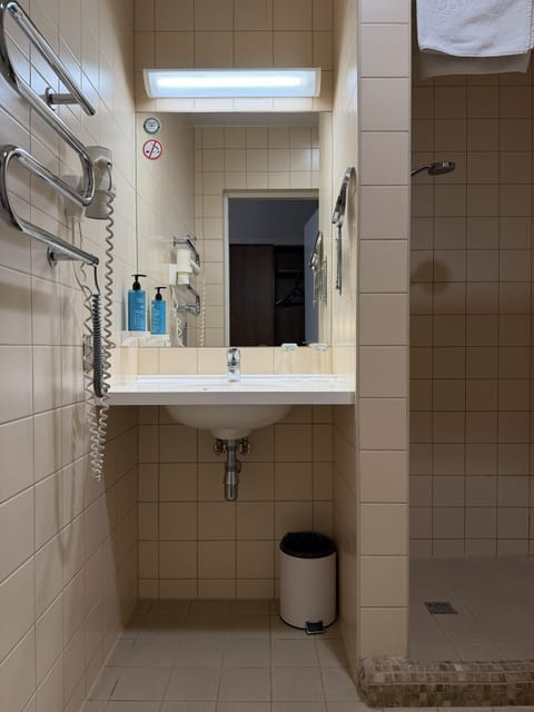 Hypo-allergenic bedding, in-room safe, desk, blackout drapes