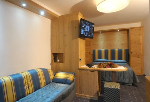 Junior Suite | Minibar, in-room safe, desk, free WiFi