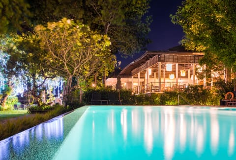 2 outdoor pools, sun loungers
