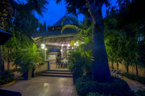 2 bars/lounges, lobby lounge, cocktail bar, cocktail bar