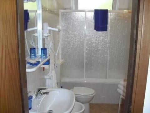 Double Room | Bathroom | Shower, eco-friendly toiletries, hair dryer, bidet