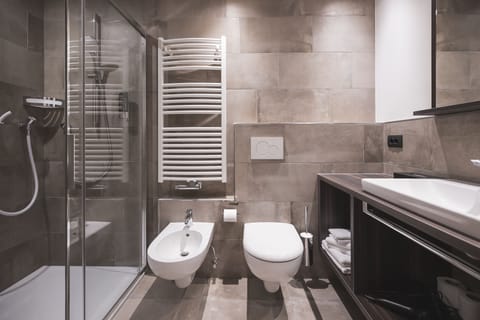 Comfort Double Room | Bathroom | Shower, free toiletries, hair dryer, towels