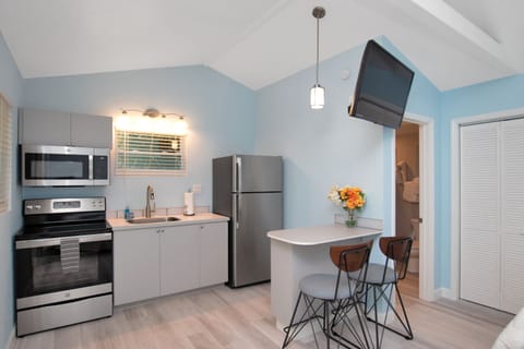 Cottage 2 | Private kitchen | Microwave, paper towels