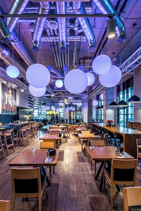 Breakfast, lunch, dinner served; international cuisine