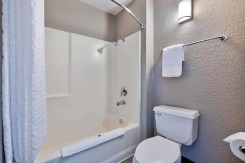 Combined shower/tub, towels