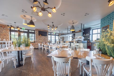 2 restaurants; lunch and dinner served