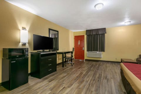 Laptop workspace, blackout drapes, soundproofing, free WiFi