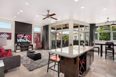A giant HDTV, floor to ceiling windows, and a red + black decorated living room will have you calling the hogs upon arrival!